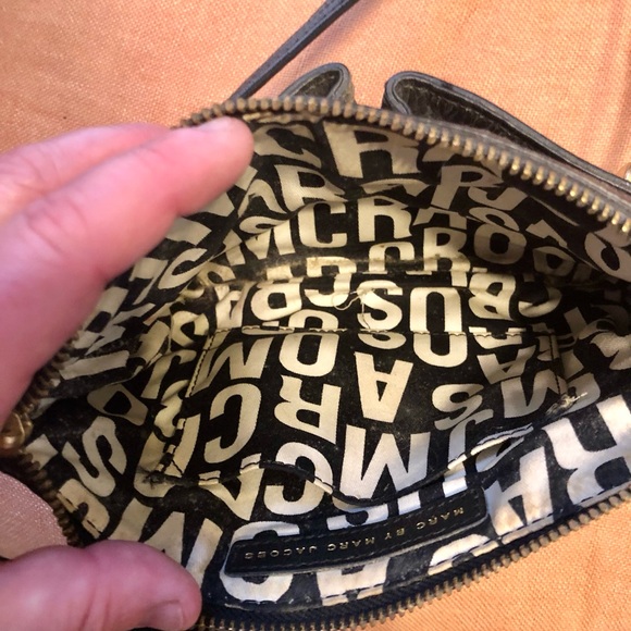 🎉 VINTAGE MARC BY MARC JACOBS BLK LEATHER TURNLOCK CROSSBODY! 😍 - Picture 5 of 13